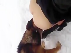 Esquentando a bunda na neve